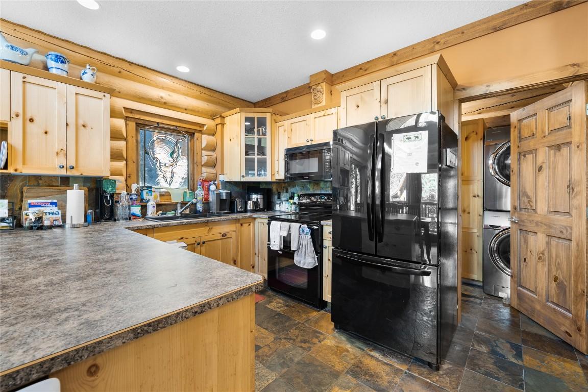 128 River Bend Lane, Kimberley, BC - Indoor Photo Showing Kitchen With Double Sink