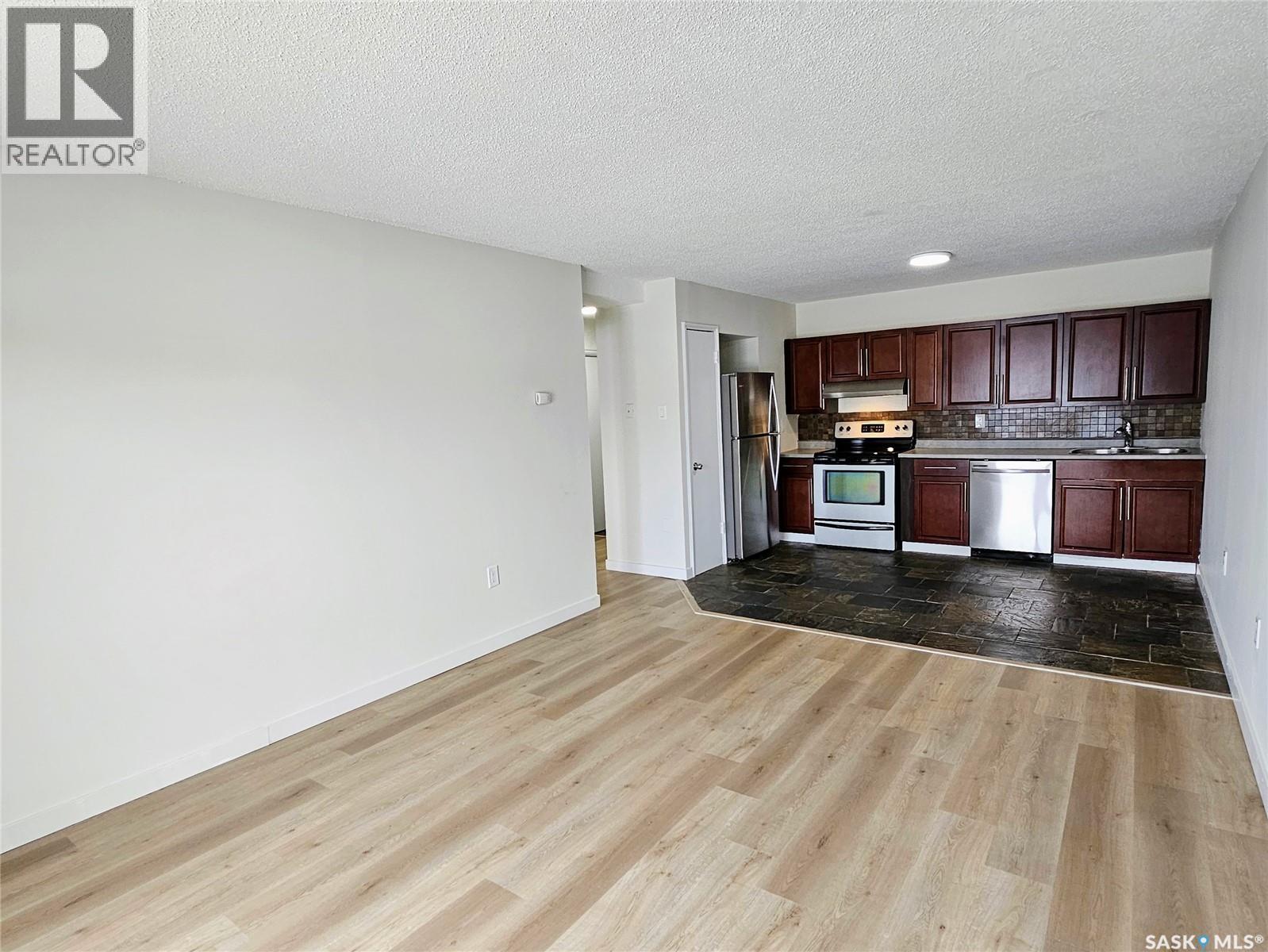 13 2 Summers Place, Saskatoon, SK - Indoor Photo Showing Kitchen With Double Sink