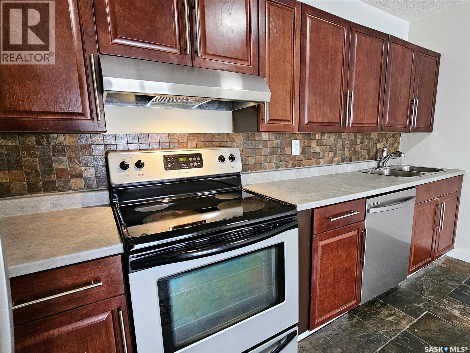 13 2 Summers Place, Saskatoon, SK - Indoor Photo Showing Kitchen With Double Sink