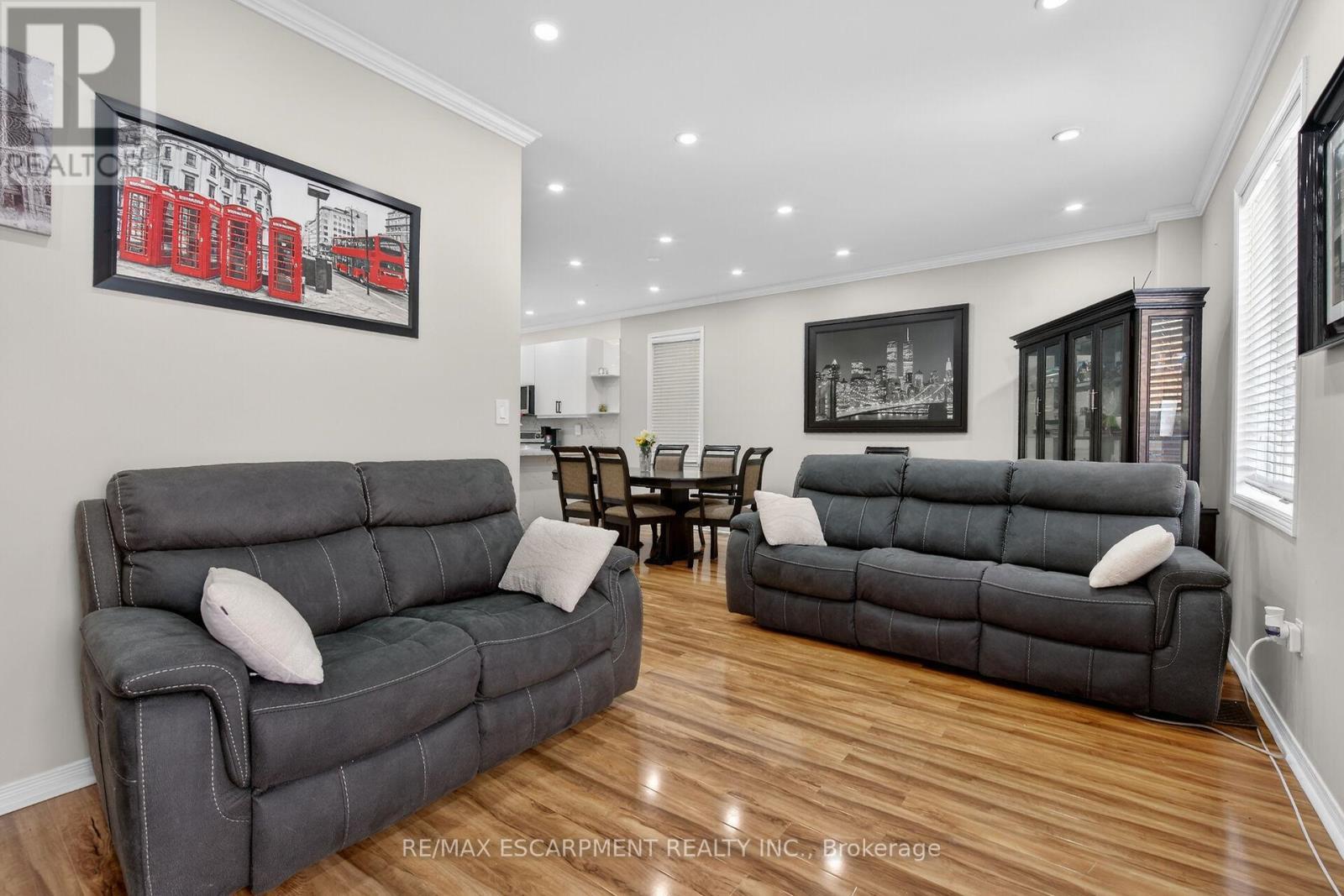 33 Panorama Way, Hamilton, ON - Indoor Photo Showing Living Room