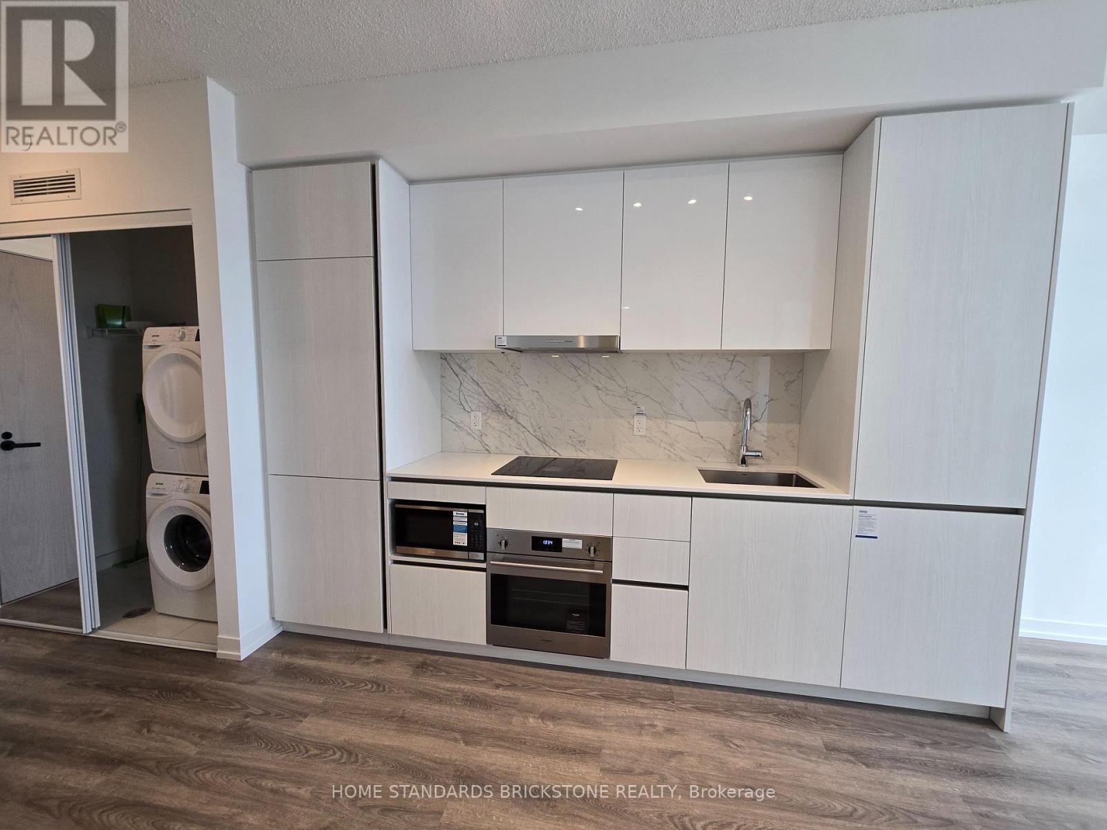 4711 - 8 Interchange Way, Vaughan, ON - Indoor Photo Showing Kitchen