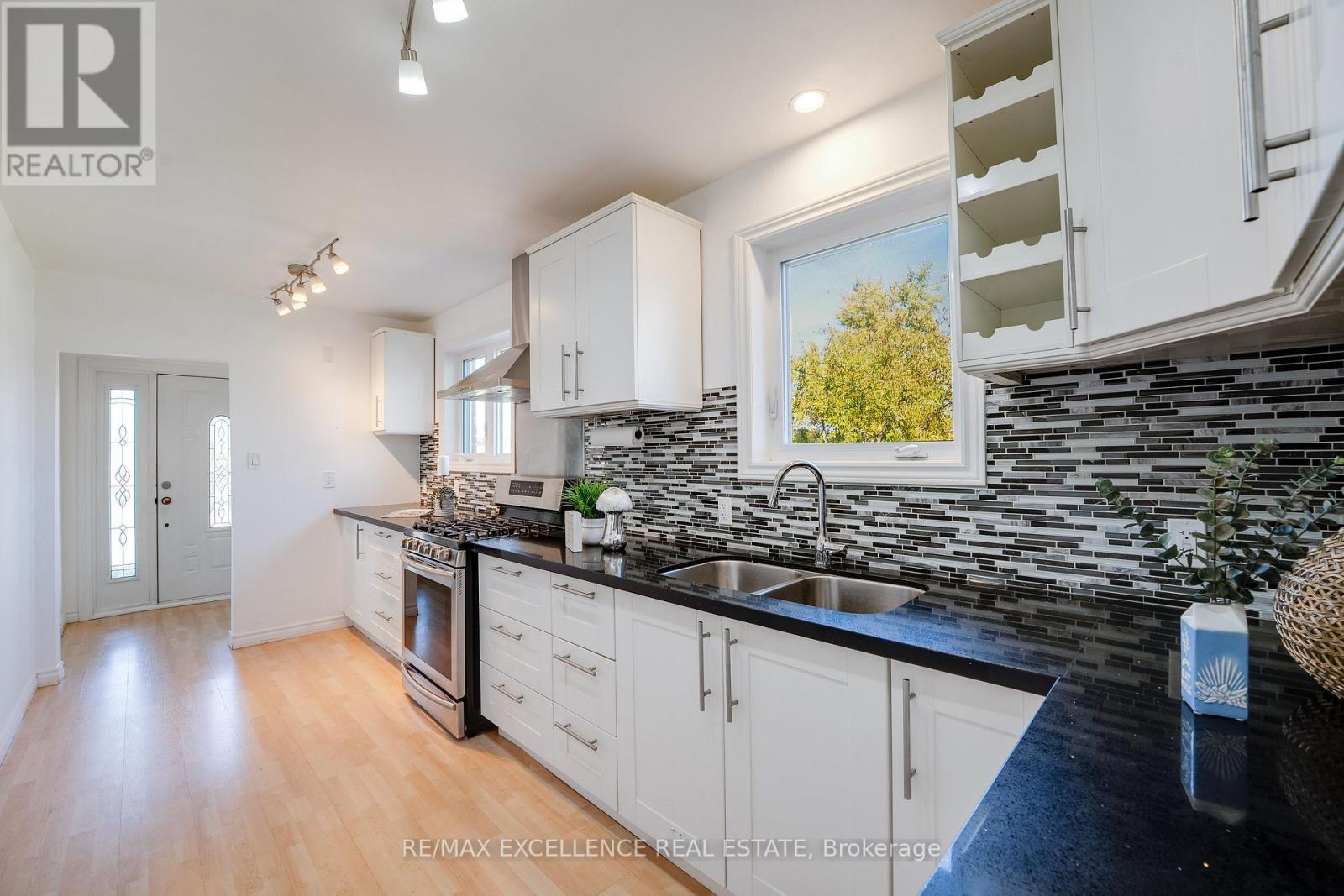 3692 Crabtree Crescent, Mississauga, ON - Indoor Photo Showing Kitchen With Double Sink With Upgraded Kitchen