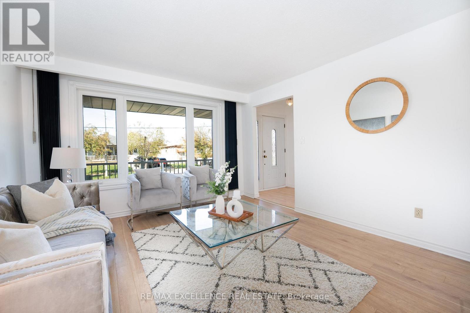 3692 Crabtree Crescent, Mississauga, ON - Indoor Photo Showing Living Room