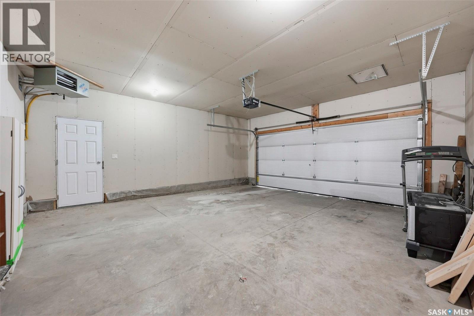 370 Atton Crescent, Saskatoon, SK - Indoor Photo Showing Garage