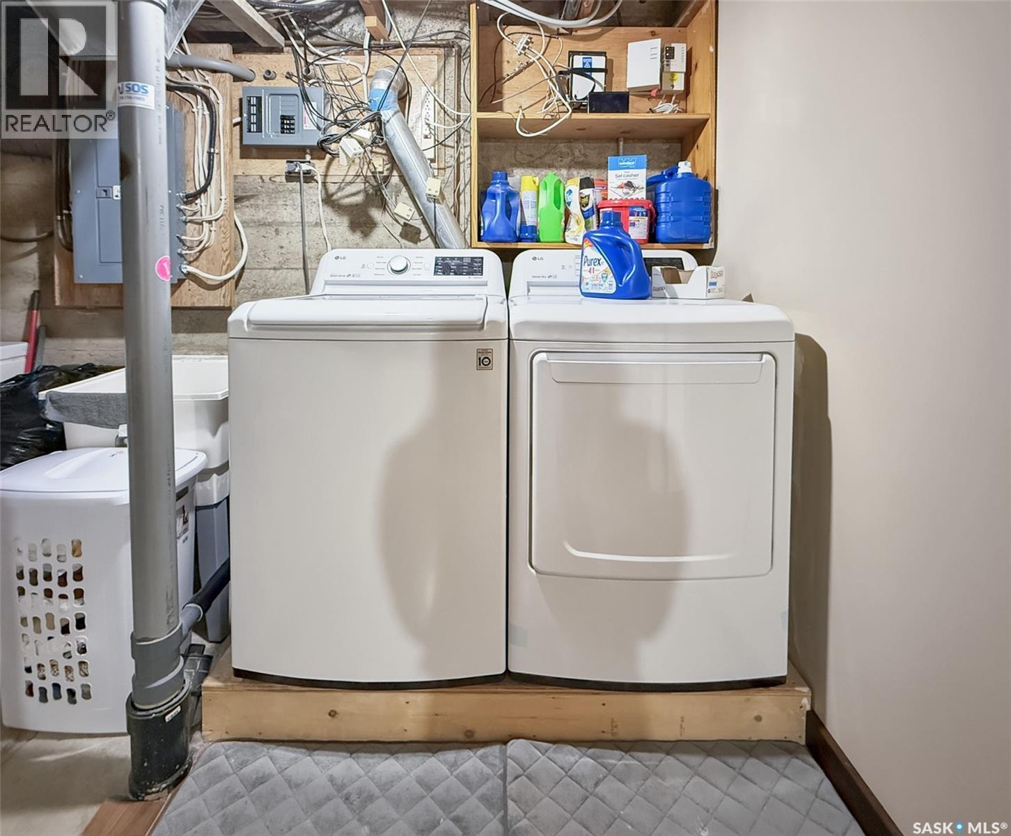 415 6Th Avenue Se, Swift Current, SK - Indoor Photo Showing Laundry Room