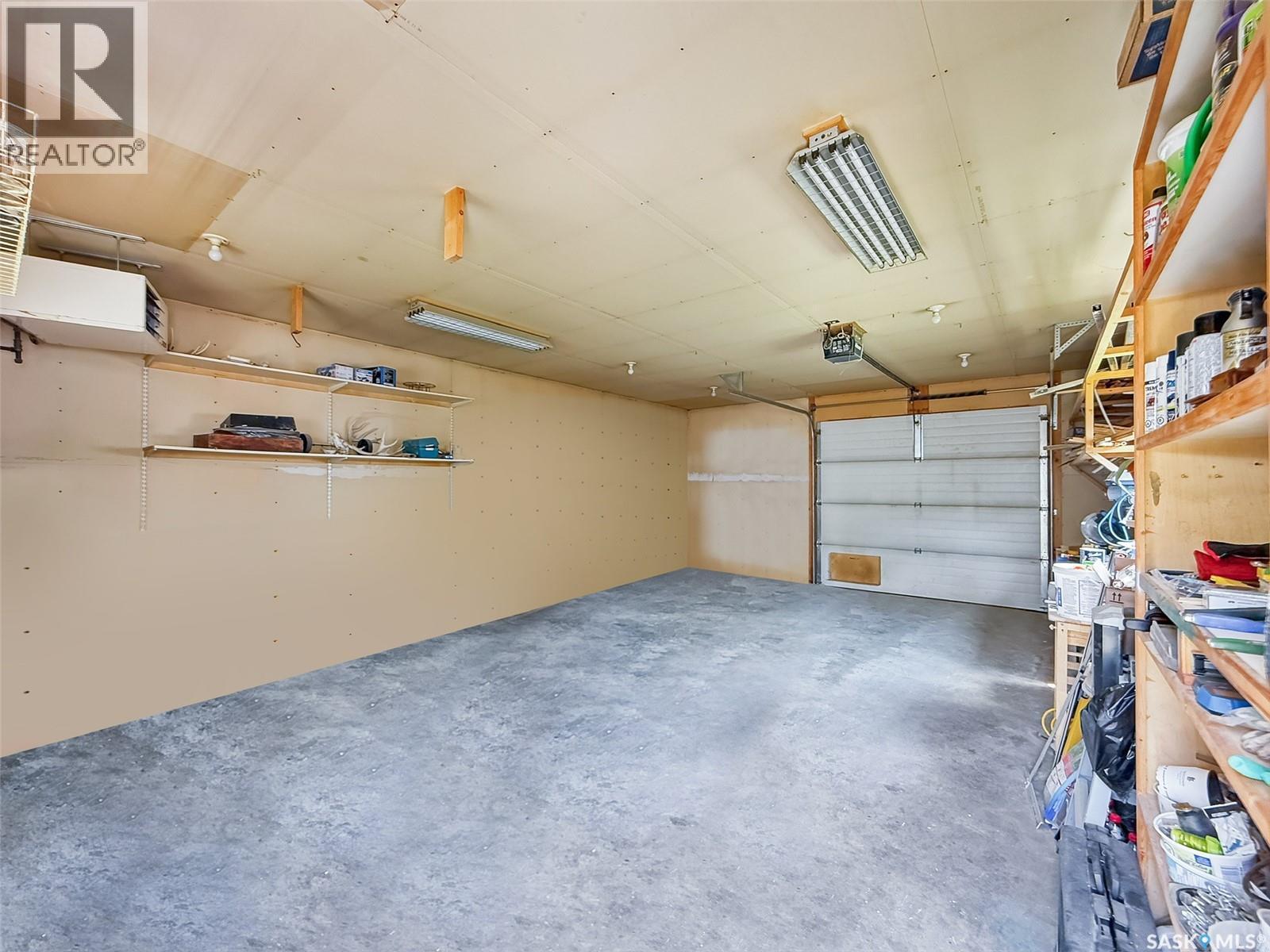 415 6Th Avenue Se, Swift Current, SK - Indoor Photo Showing Garage