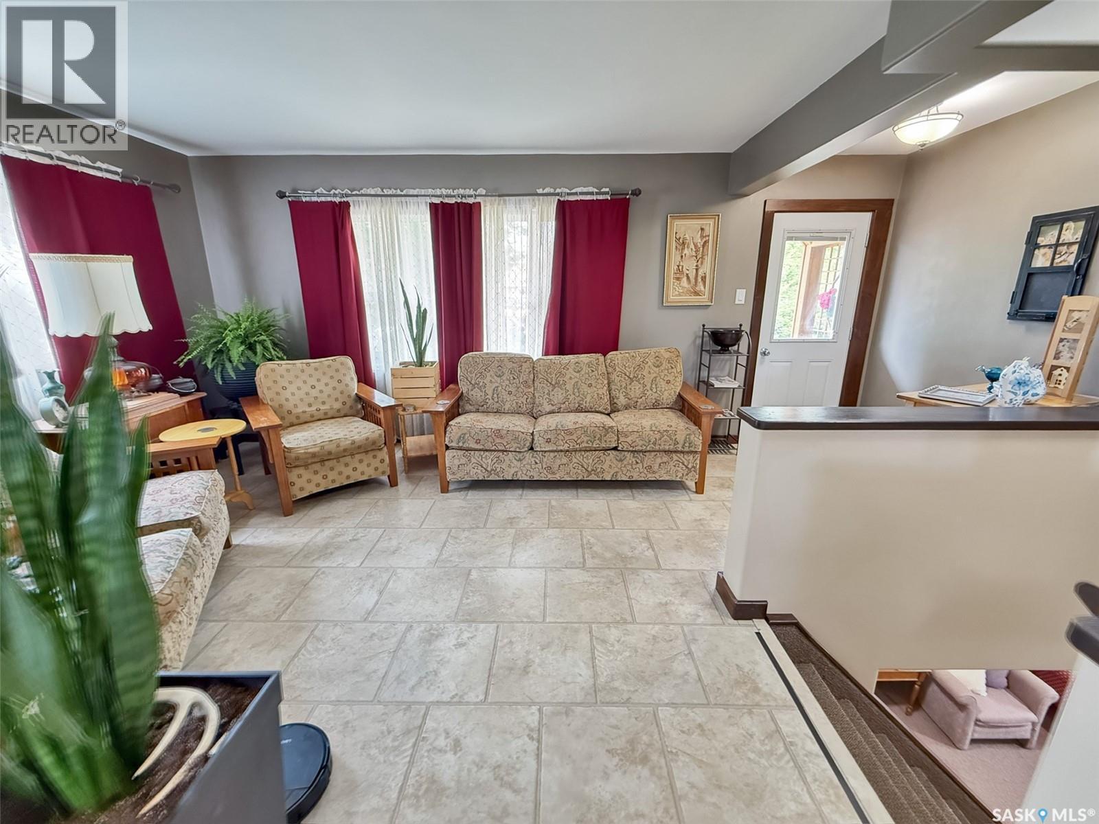 415 6Th Avenue Se, Swift Current, SK - Indoor Photo Showing Living Room