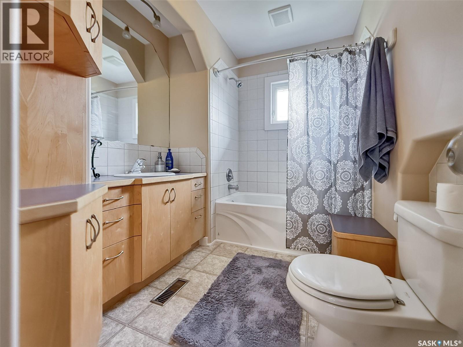 415 6Th Avenue Se, Swift Current, SK - Indoor Photo Showing Bathroom