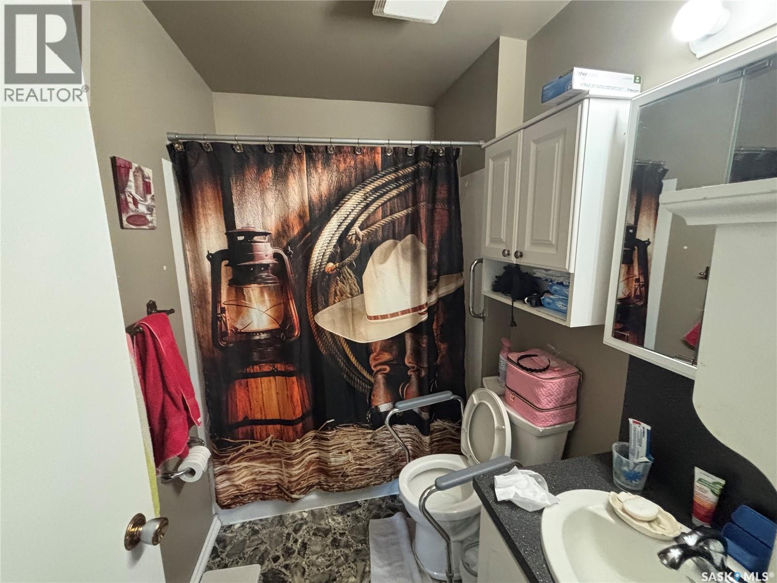 299 9Th Avenue, Broadview, SK - Indoor Photo Showing Bathroom
