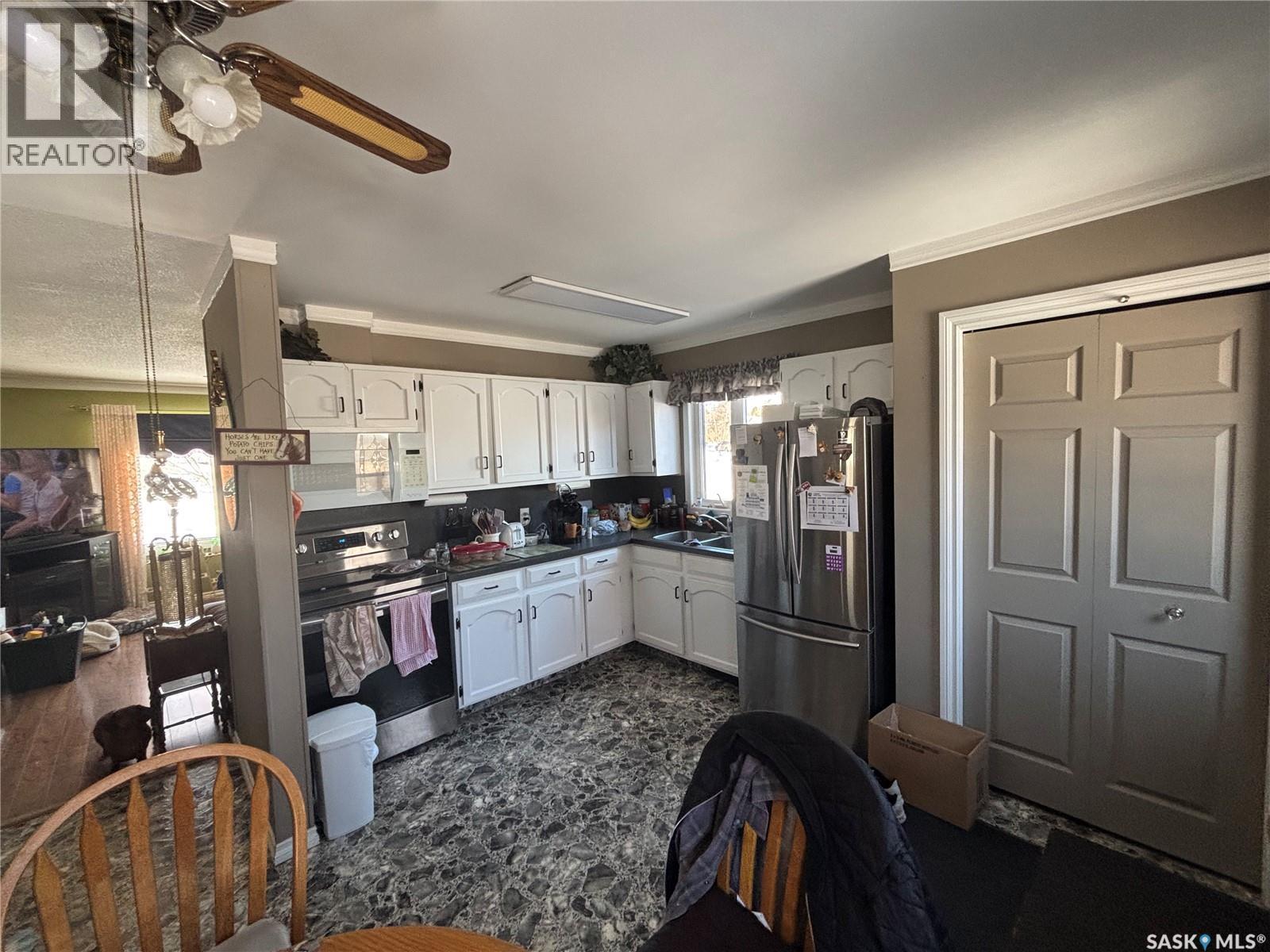 299 9Th Avenue, Broadview, SK - Indoor Photo Showing Kitchen With Double Sink