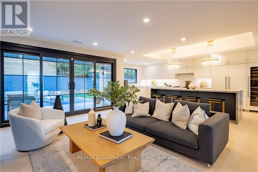841 Danforth Place, Burlington, ON - Indoor Photo Showing Living Room