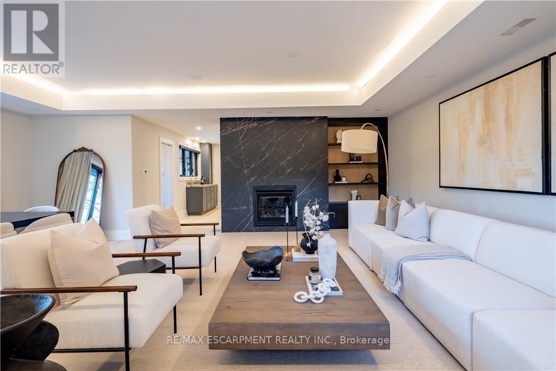 841 Danforth Place, Burlington, ON - Indoor Photo Showing Living Room With Fireplace