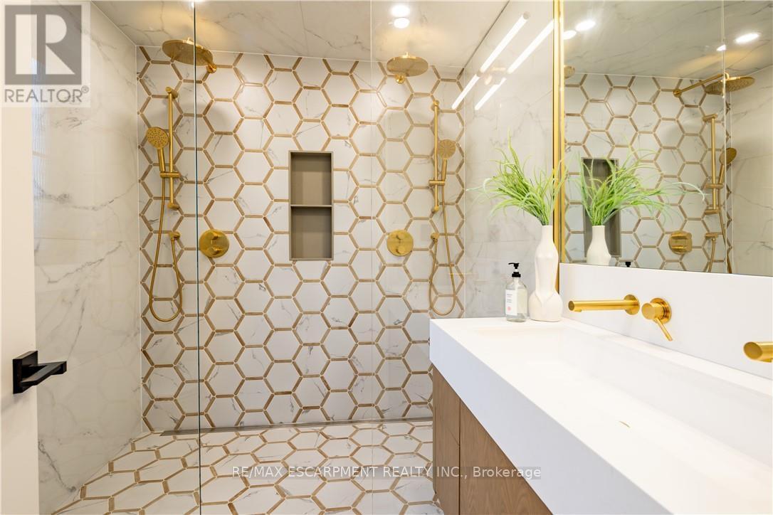 841 Danforth Place, Burlington, ON - Indoor Photo Showing Bathroom