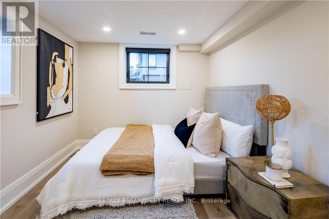 841 Danforth Place, Burlington, ON - Indoor Photo Showing Bedroom