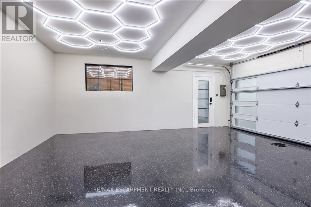 841 Danforth Place, Burlington, ON - Indoor Photo Showing Garage