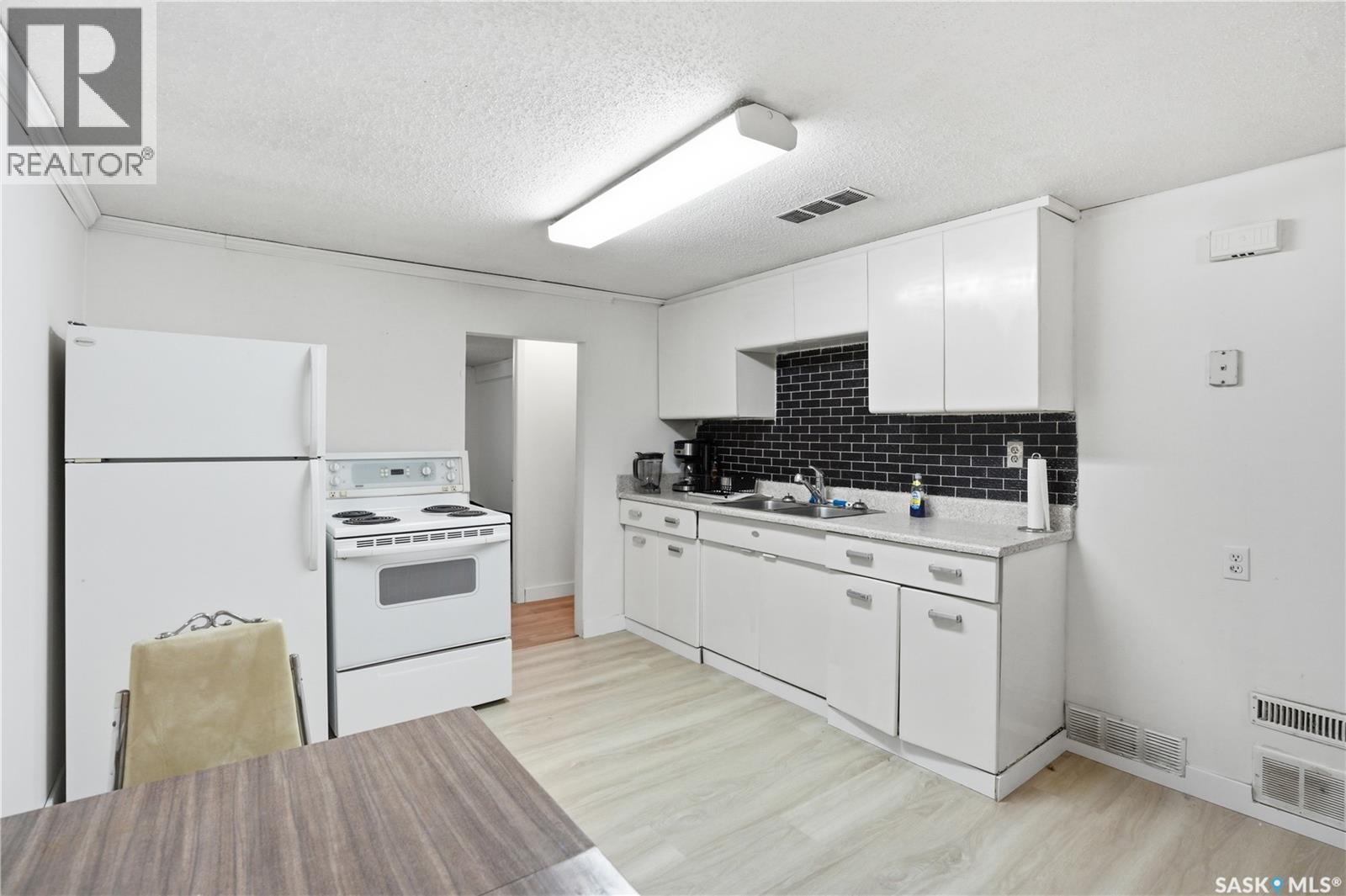 2337 William Avenue, Saskatoon, SK - Indoor Photo Showing Kitchen With Double Sink