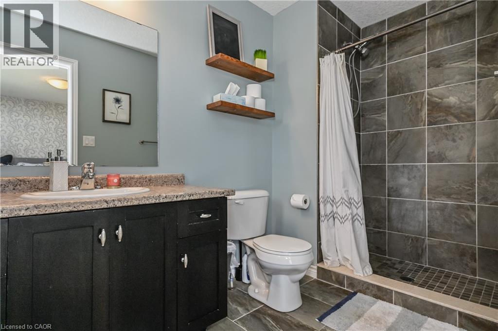 557 Landgren Court Unit# A, Kitchener, ON - Indoor Photo Showing Bathroom