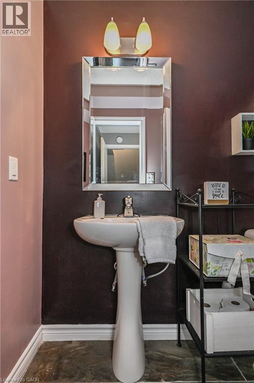 557 Landgren Court Unit# A, Kitchener, ON - Indoor Photo Showing Bathroom