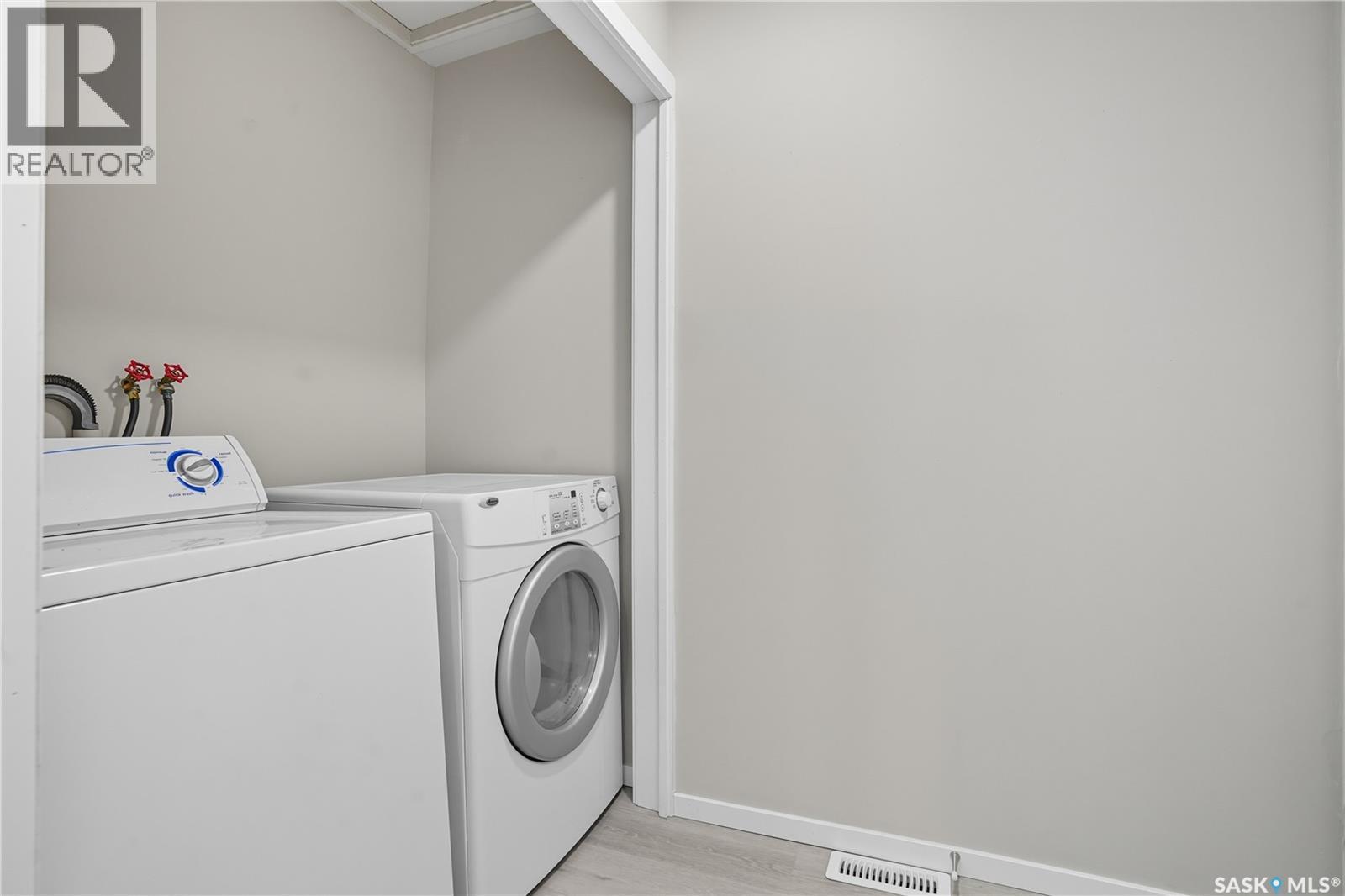 42 Aitken Crescent, Regina, SK - Indoor Photo Showing Laundry Room