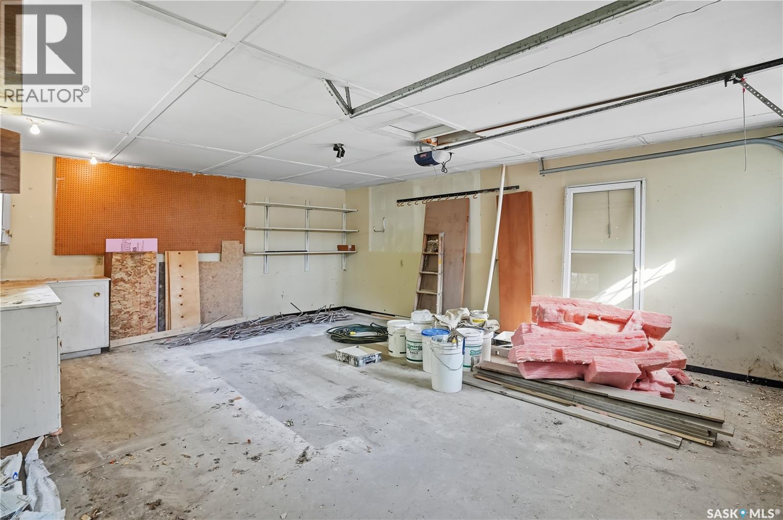 42 Aitken Crescent, Regina, SK - Indoor Photo Showing Garage