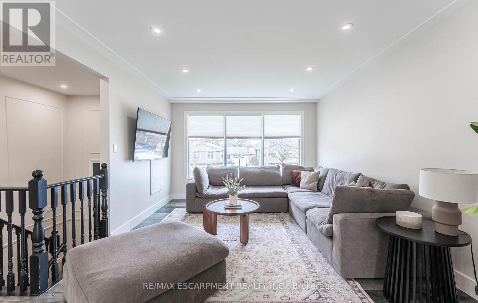 55 Juanita Drive, Hamilton, ON - Indoor Photo Showing Living Room
