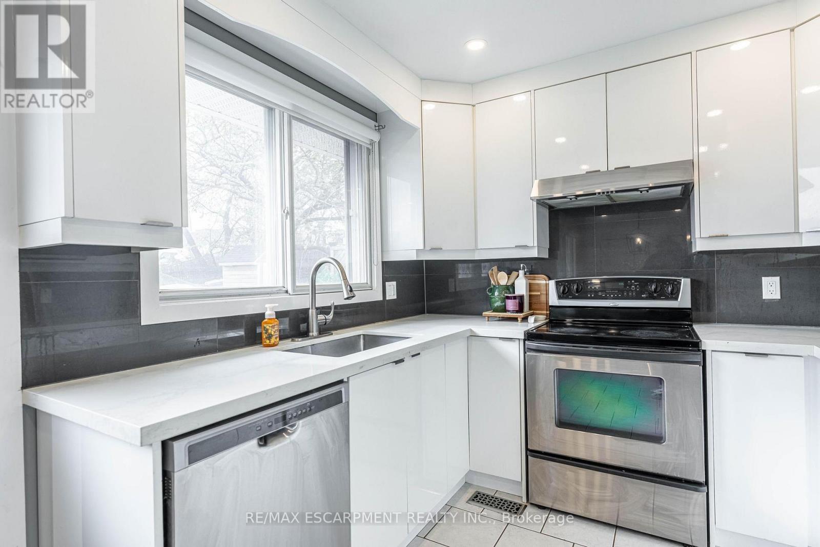55 Juanita Drive, Hamilton, ON - Indoor Photo Showing Kitchen