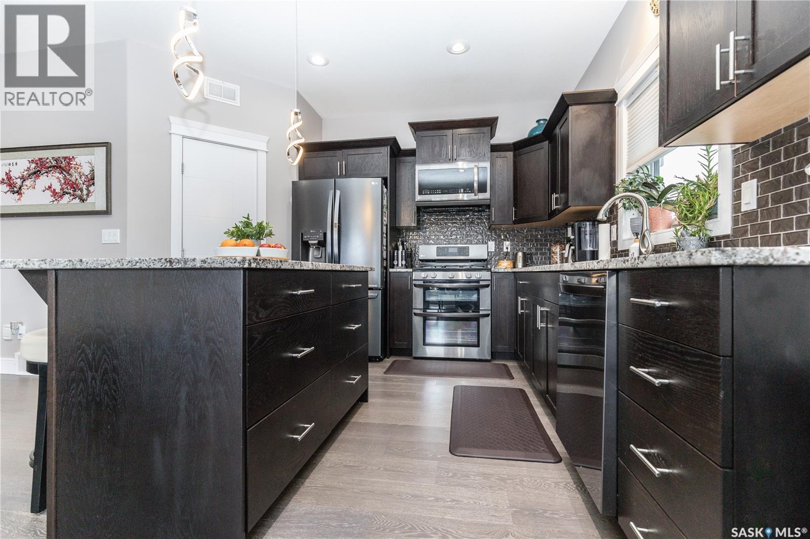 670 Atton Crescent, Saskatoon, SK - Indoor Photo Showing Kitchen With Upgraded Kitchen