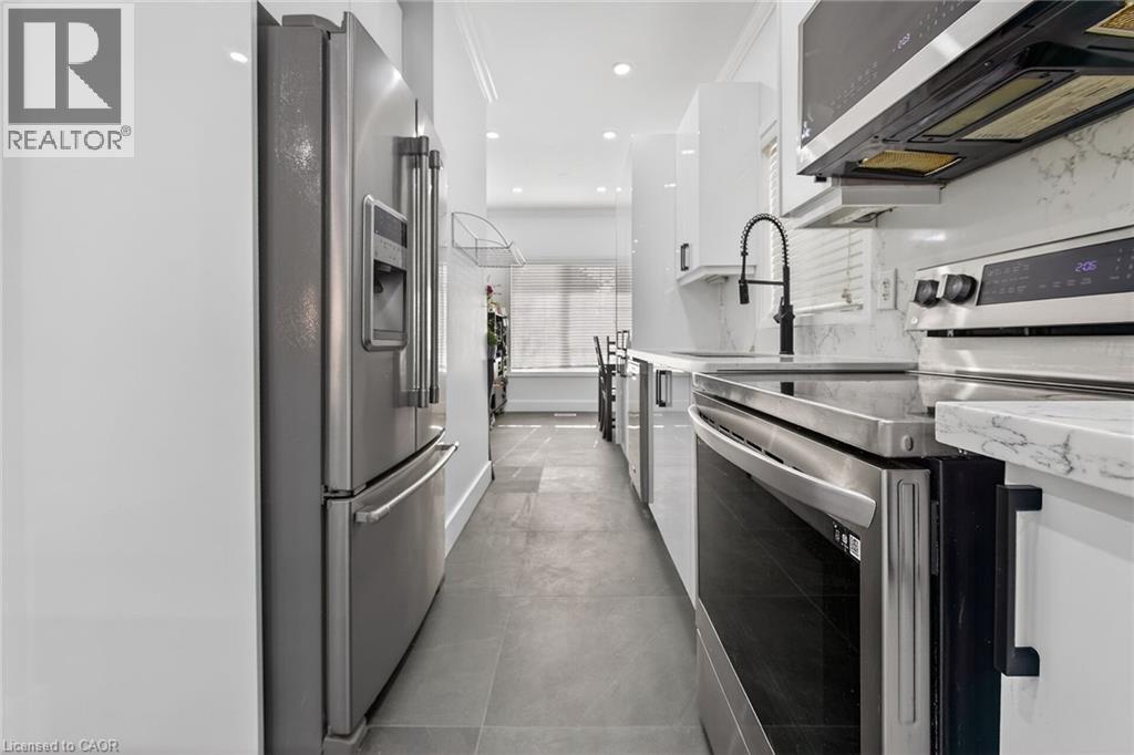 33 Panorama Way, Hamilton, ON - Indoor Photo Showing Kitchen With Stainless Steel Kitchen With Upgraded Kitchen