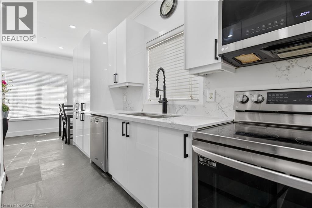 33 Panorama Way, Hamilton, ON - Indoor Photo Showing Kitchen With Double Sink With Upgraded Kitchen