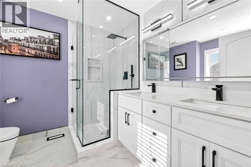 33 Panorama Way, Hamilton, ON - Indoor Photo Showing Bathroom