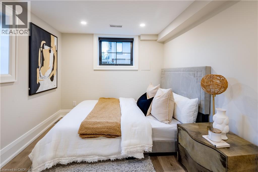 841 Danforth Place, Burlington, ON - Indoor Photo Showing Bedroom