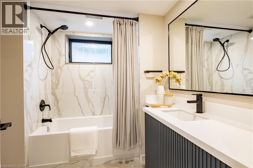 841 Danforth Place, Burlington, ON - Indoor Photo Showing Bathroom