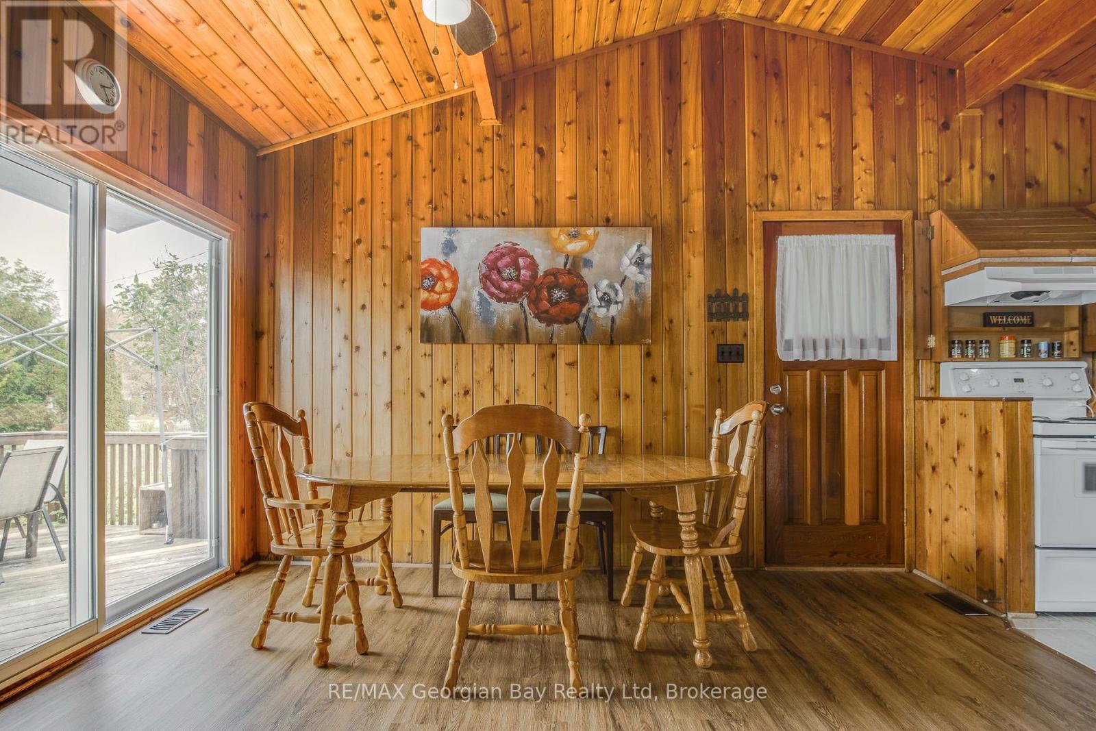 69 Albert Avenue, Tiny, ON - Indoor Photo Showing Dining Room