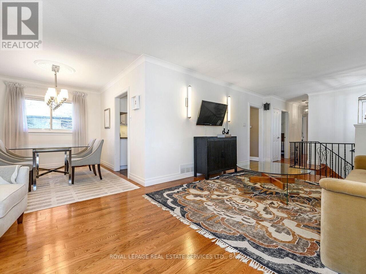 1602 Carletta Drive, Mississauga, ON - Indoor Photo Showing Living Room