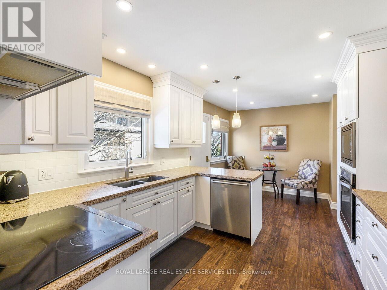 1602 Carletta Drive, Mississauga, ON - Indoor Photo Showing Kitchen With Double Sink With Upgraded Kitchen
