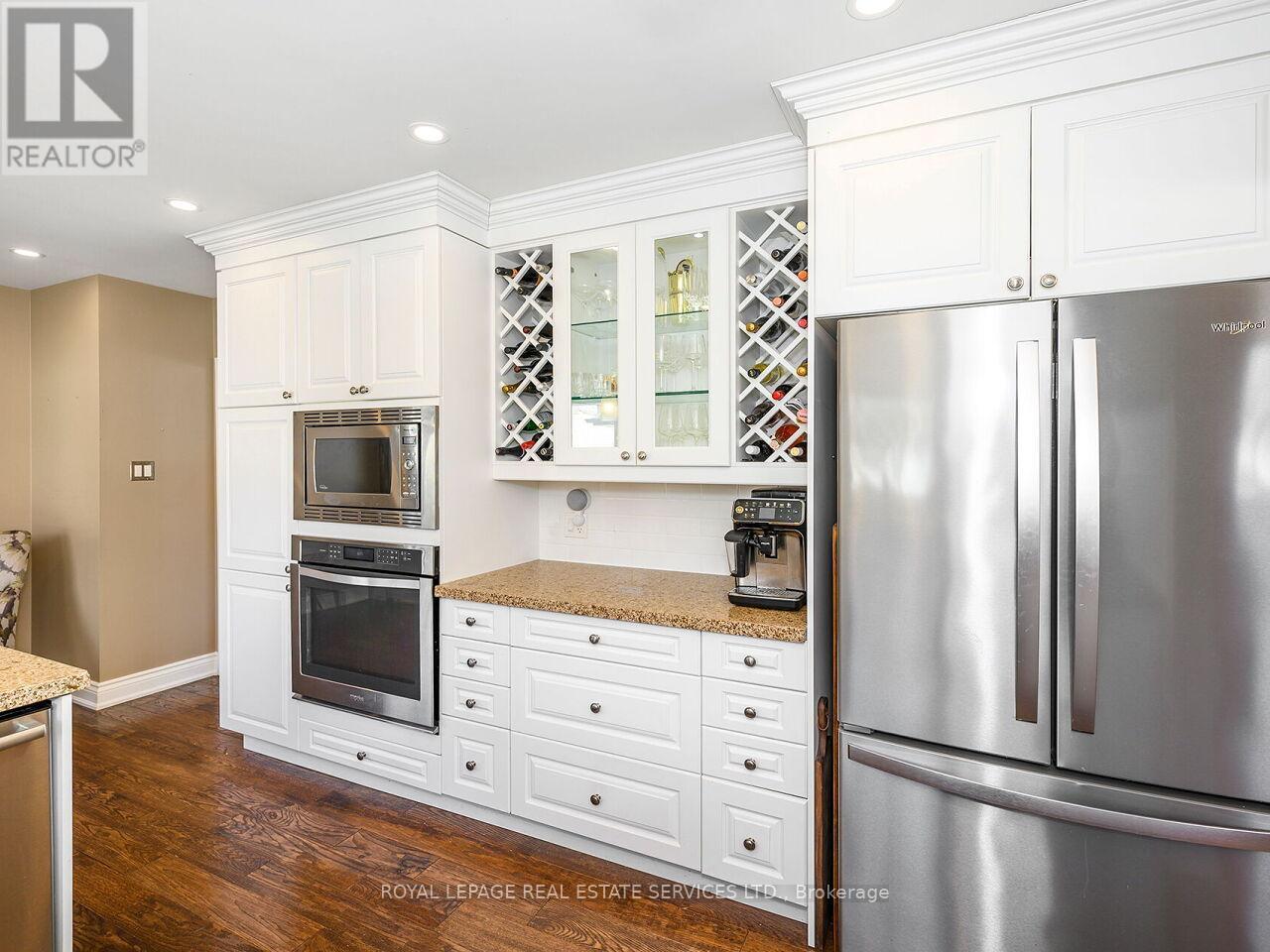 1602 Carletta Drive, Mississauga, ON - Indoor Photo Showing Kitchen With Stainless Steel Kitchen