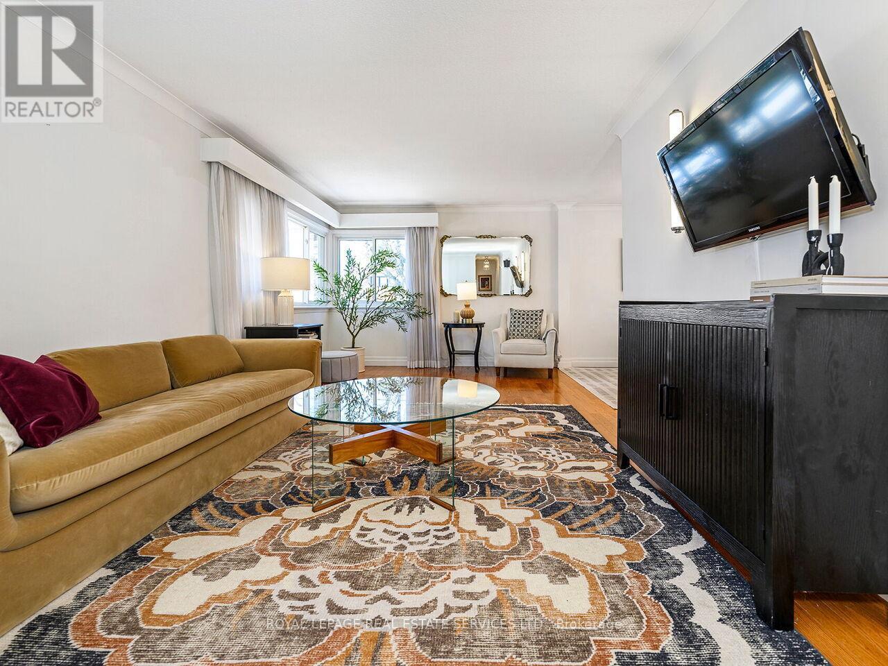 1602 Carletta Drive, Mississauga, ON - Indoor Photo Showing Living Room