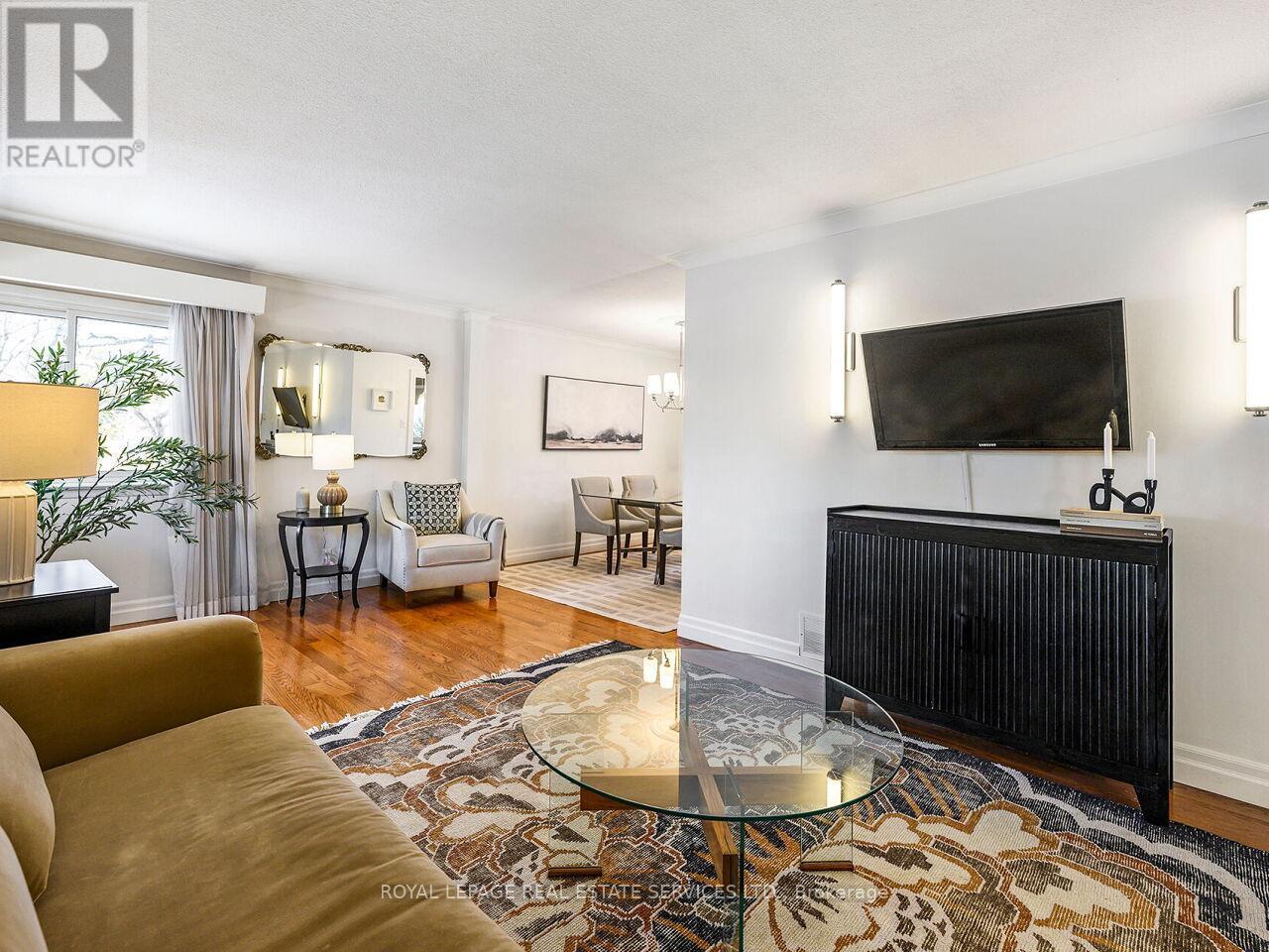 1602 Carletta Drive, Mississauga, ON - Indoor Photo Showing Living Room