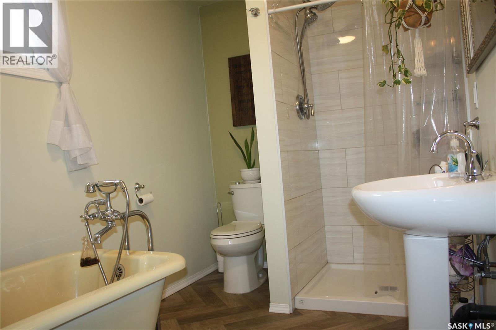 200 3Rd Street, Dundurn, SK - Indoor Photo Showing Bathroom