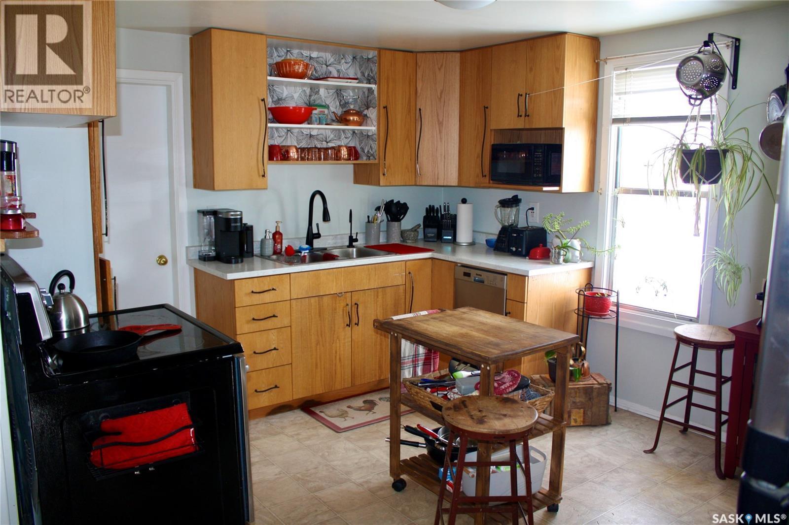 200 3Rd Street, Dundurn, SK - Indoor Photo Showing Kitchen With Double Sink