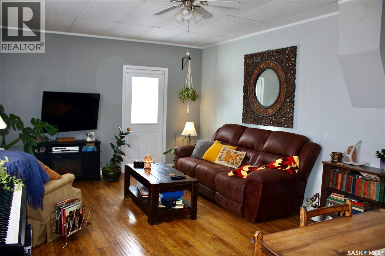 200 3Rd Street, Dundurn, SK - Indoor Photo Showing Living Room