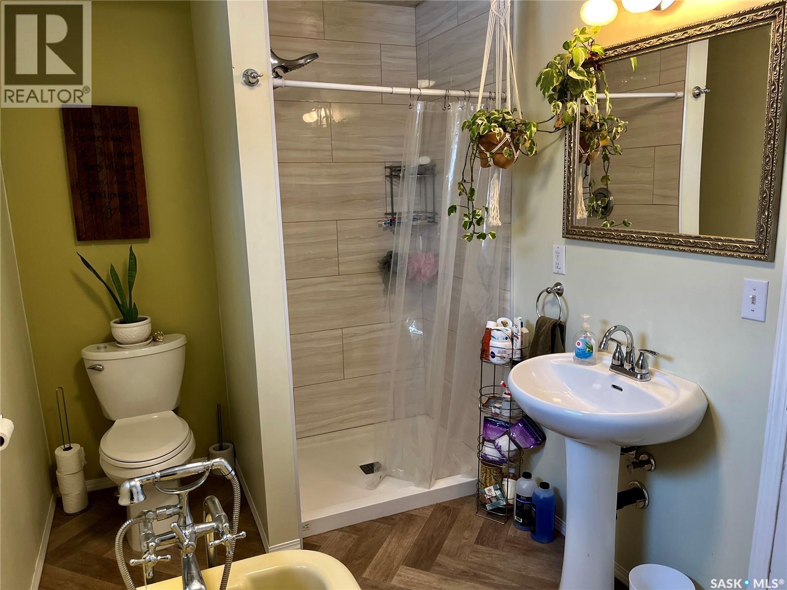 200 3Rd Street, Dundurn, SK - Indoor Photo Showing Bathroom