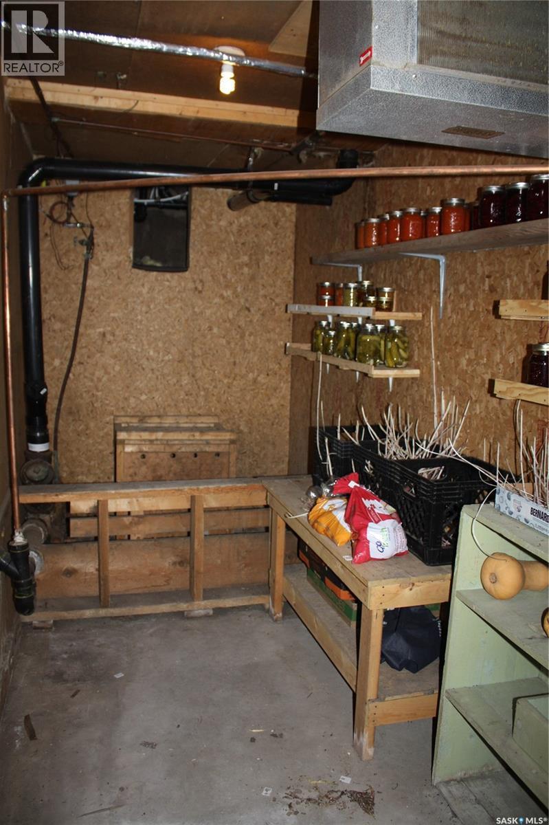 200 3Rd Street, Dundurn, SK - Indoor