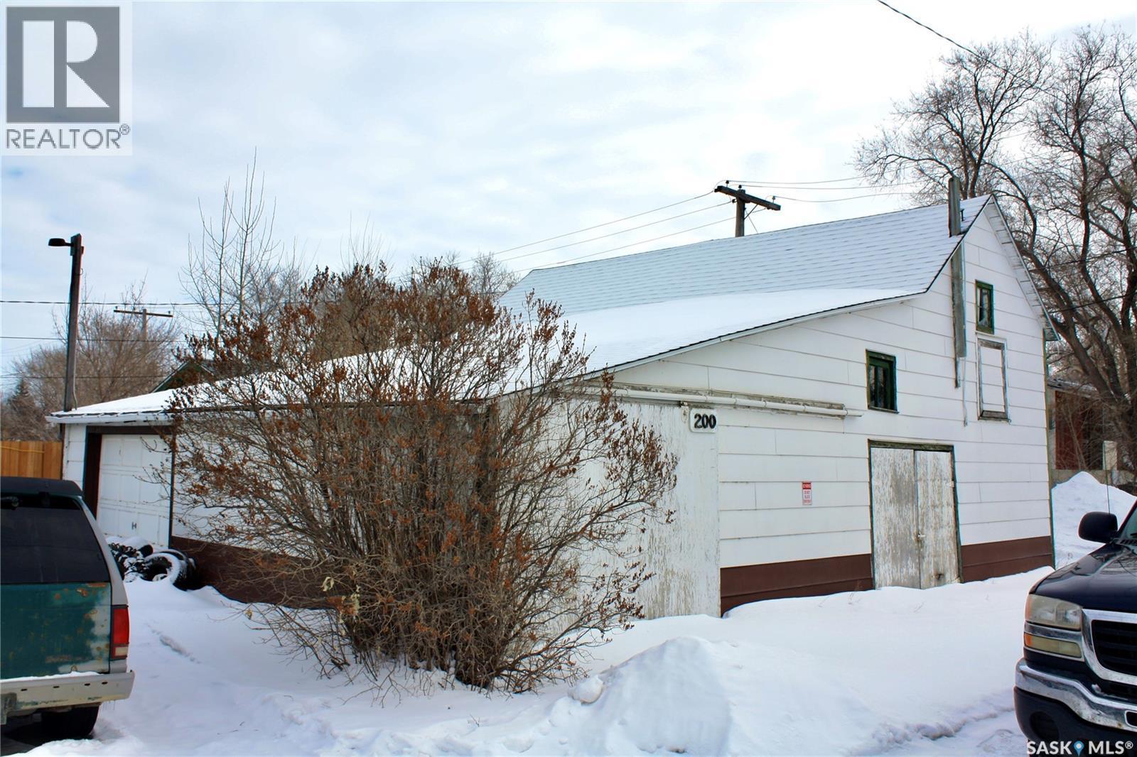 200 3Rd Street, Dundurn, SK - Outdoor