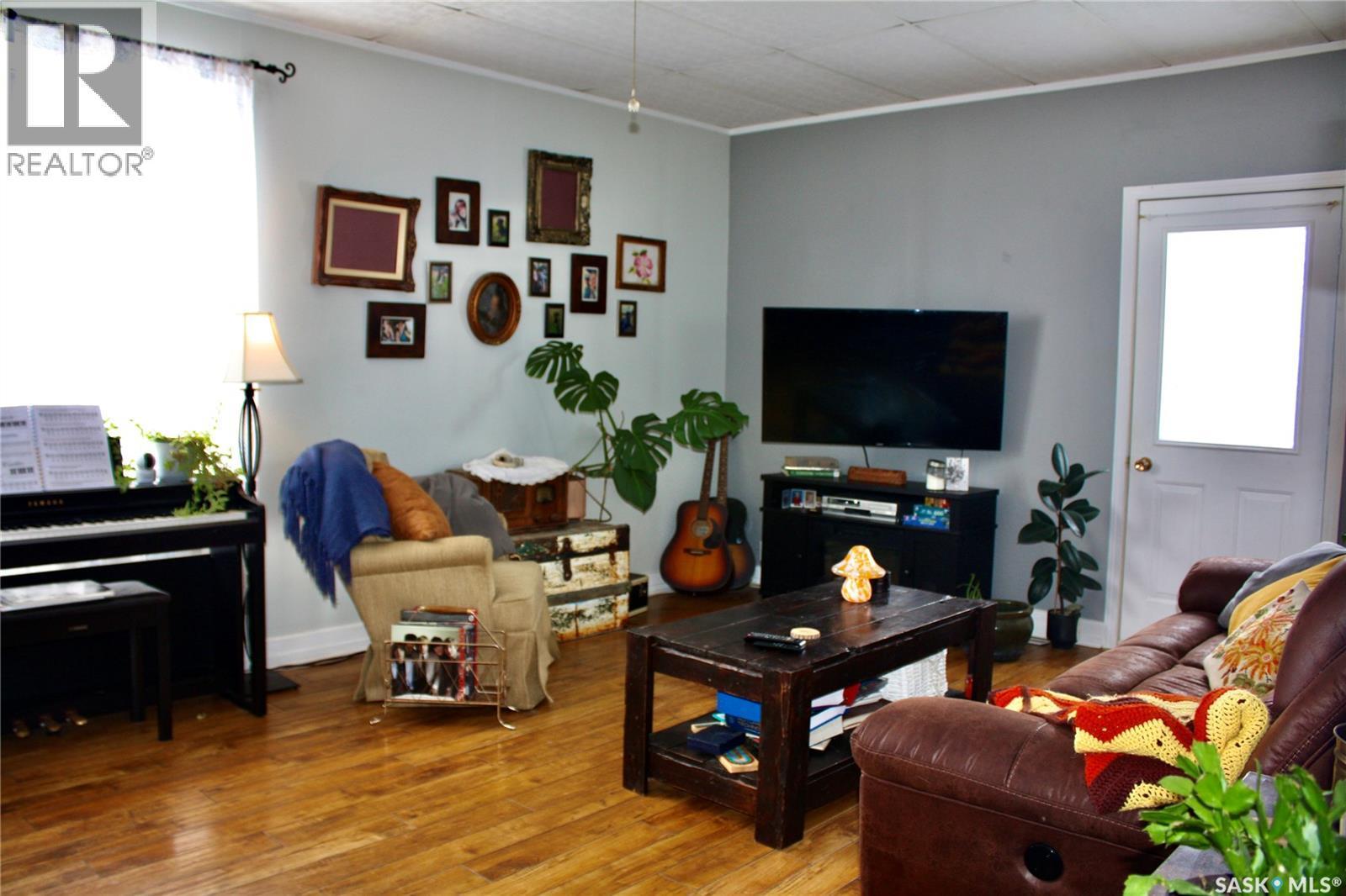 200 3Rd Street, Dundurn, SK - Indoor Photo Showing Living Room