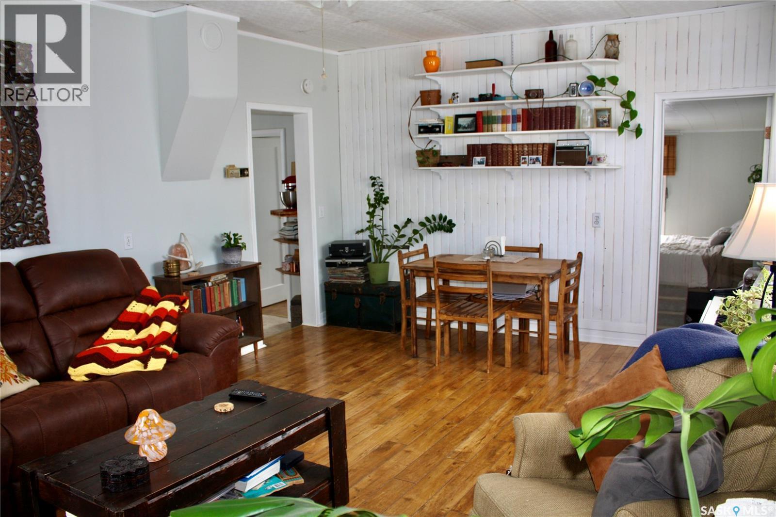 200 3Rd Street, Dundurn, SK - Indoor Photo Showing Living Room