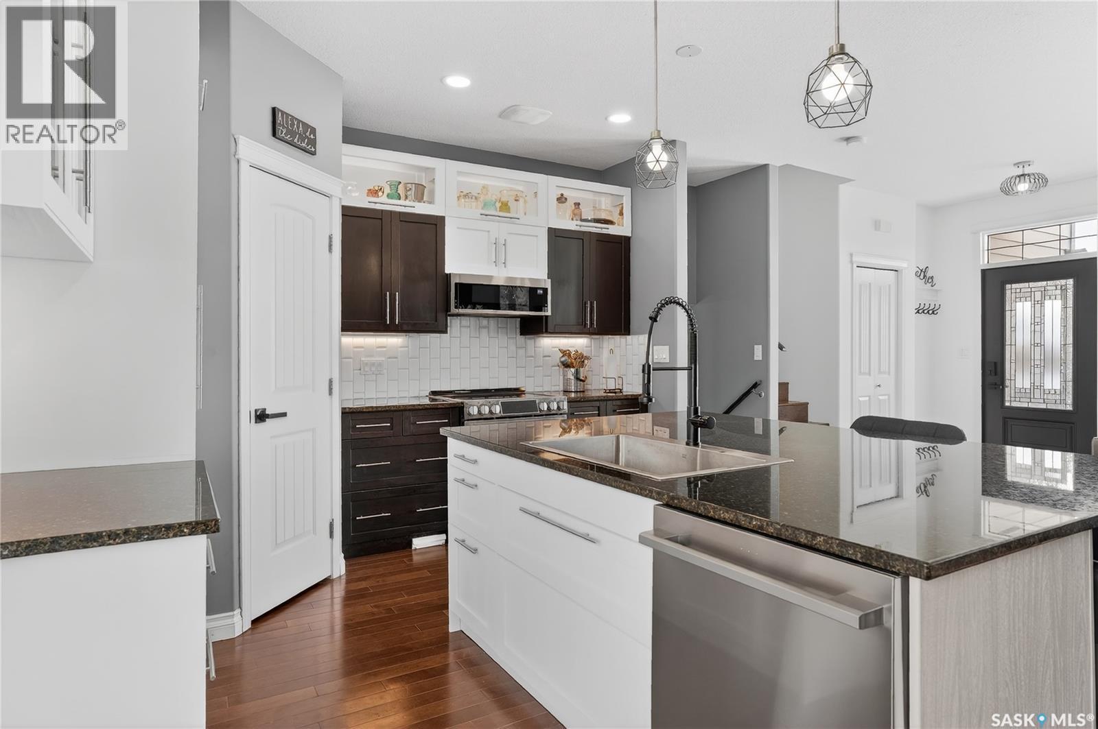 1526 Shepherd Crescent, Saskatoon, SK - Indoor Photo Showing Kitchen With Upgraded Kitchen