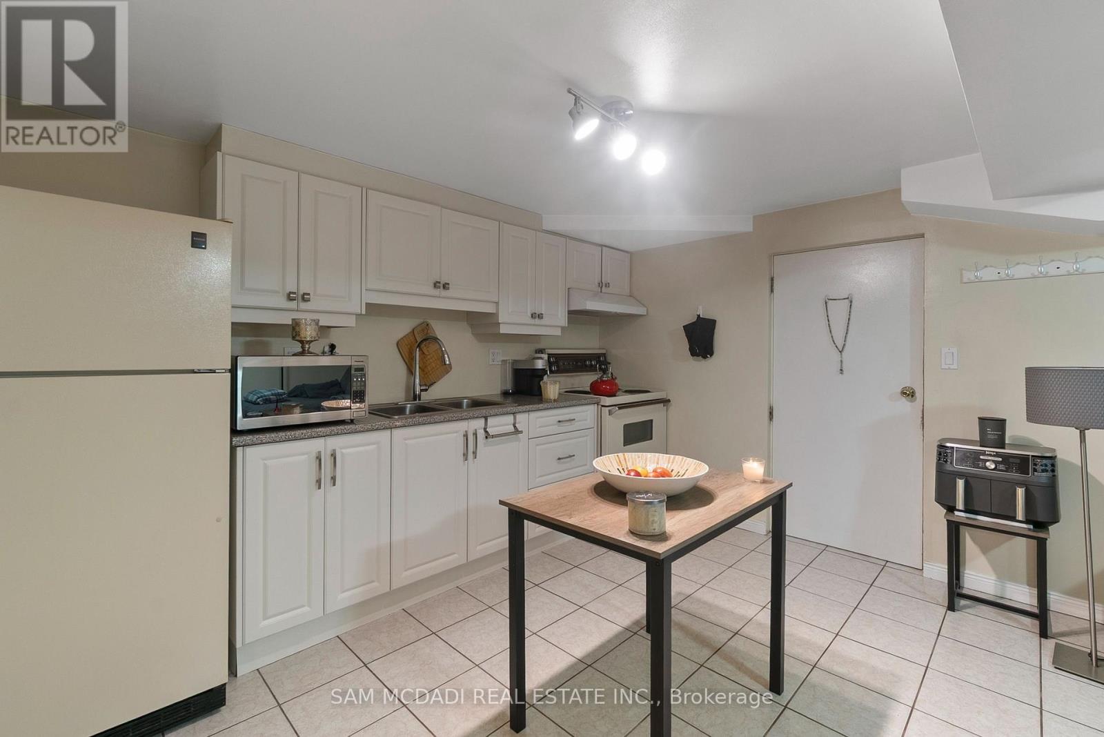 4260 Shelby Crescent, Mississauga, ON - Indoor Photo Showing Kitchen With Double Sink