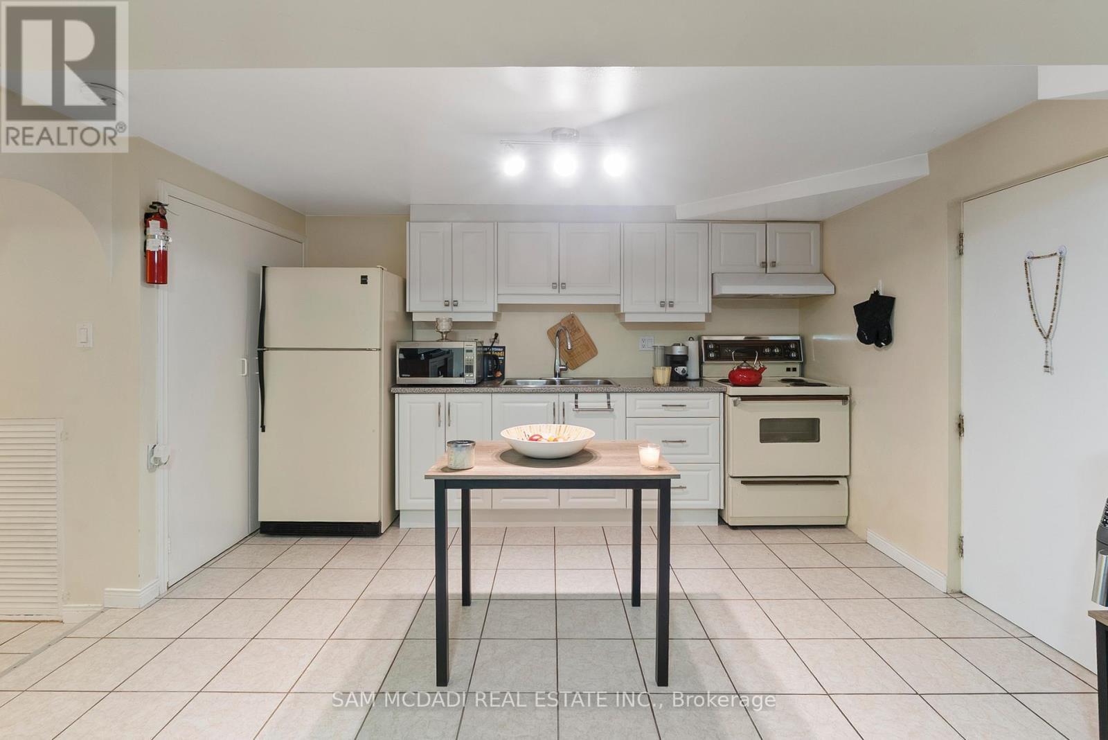 4260 Shelby Crescent, Mississauga, ON - Indoor Photo Showing Kitchen With Double Sink