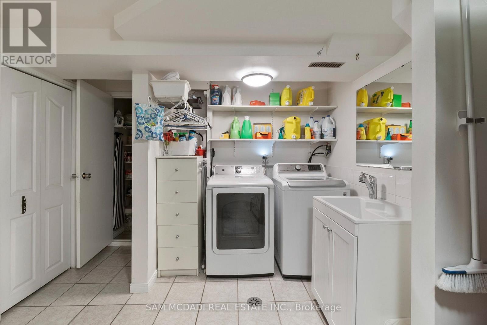 4260 Shelby Crescent, Mississauga, ON - Indoor Photo Showing Laundry Room